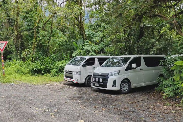 Flotilla de microbuses Viaje Seguro LJS en ruta por Costa Rica
