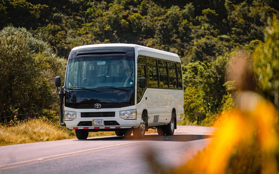 Buseta en carretera de montaña