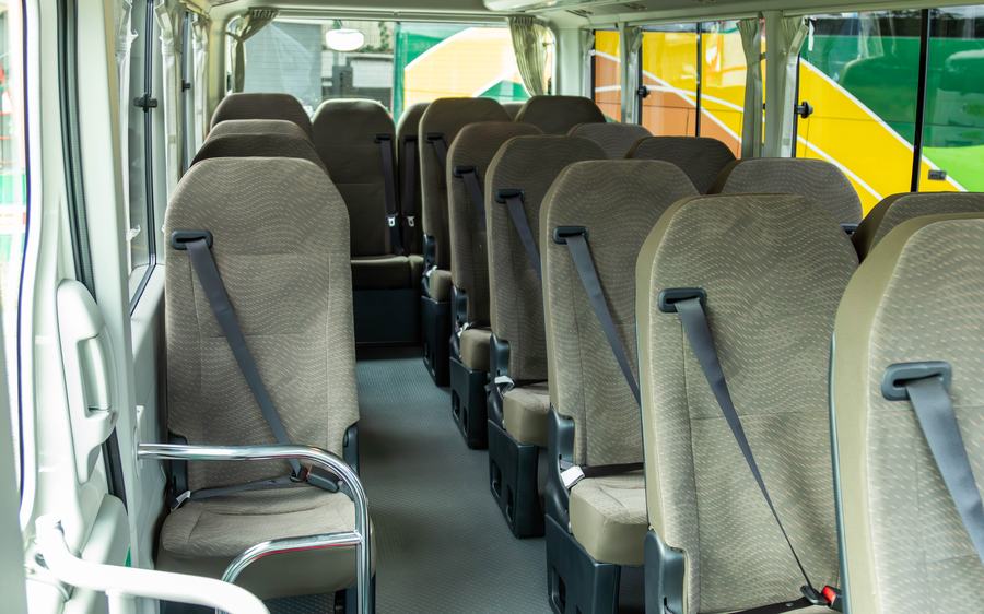 Interior de la buseta con asientos y cinturones