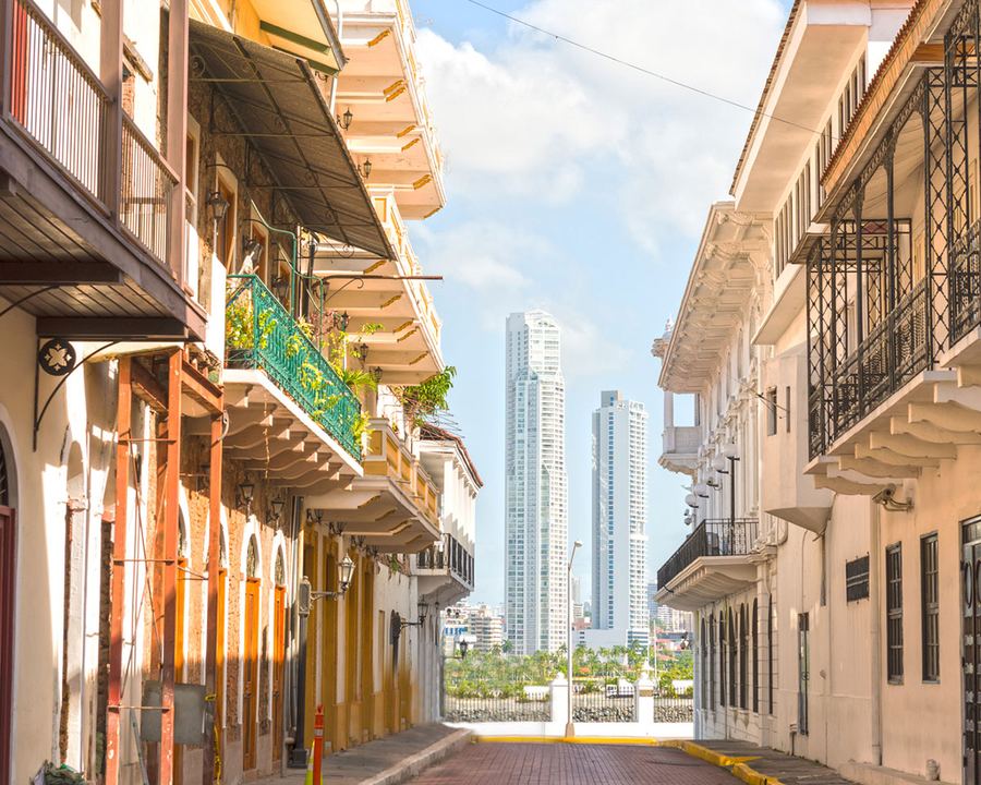 Casco Antiguo de la Ciudad de Panamá con rascacielos al fondo